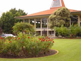 Currie Hall, back before it was Uni Hall. Look at that beautiful lawn! Picture of Currie Hall